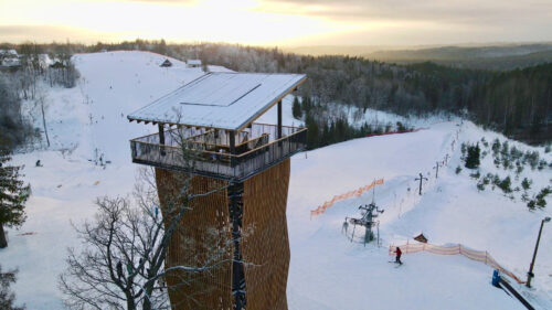 Cīruļkalnā Cēsīs atklāts jauns dabas skatu tornis