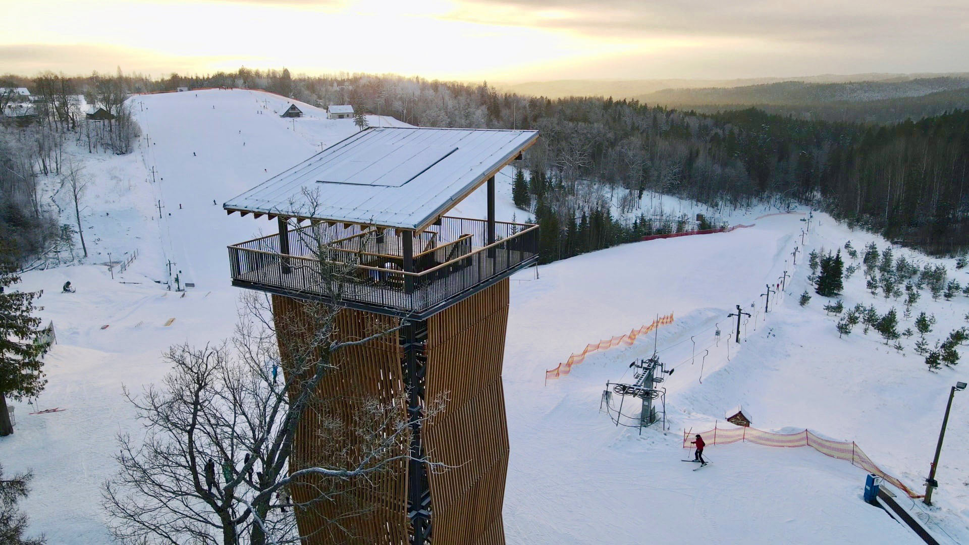 Cīruļkalnā Cēsīs atklāts jauns dabas skatu tornis