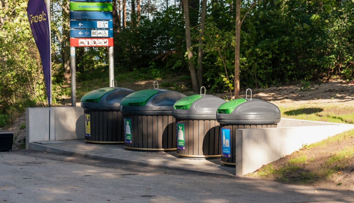 Jūrmalā uzstādīti pirmie pazemes atkritumu konteineri
