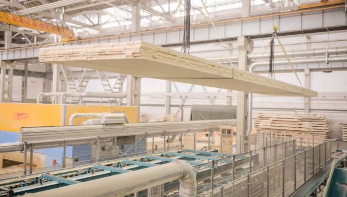 Mainījušies masīvkoka paneļu ražotnes “Cross Timber Systems” īpašnieki