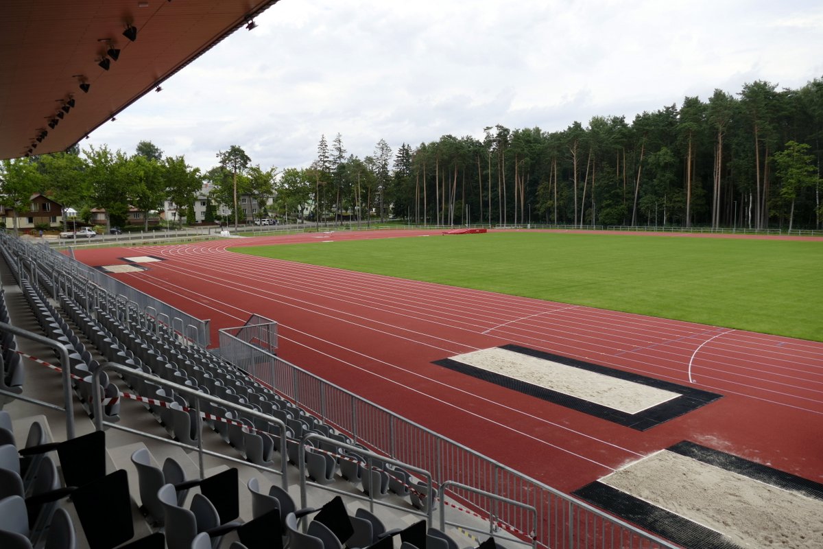 Stadionos Jūrmalā un Valmierā izbūvēs apgaismojumu