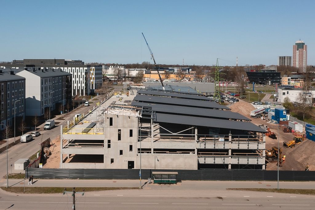 Daudzstāvu autostāvvietai Mārupē nosvinēti spāru svētki