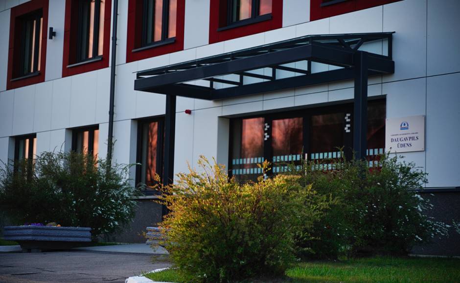 Pēc zēna iekrišanas akā Daugavpilī pastiprināti pārbauda komunikāciju tīklus