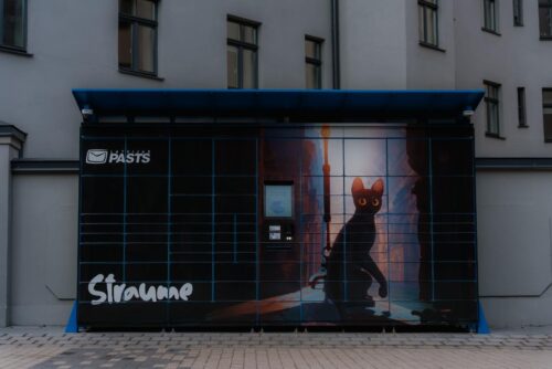 Rīgā izveidots unikāla dizaina pakomāts ar 