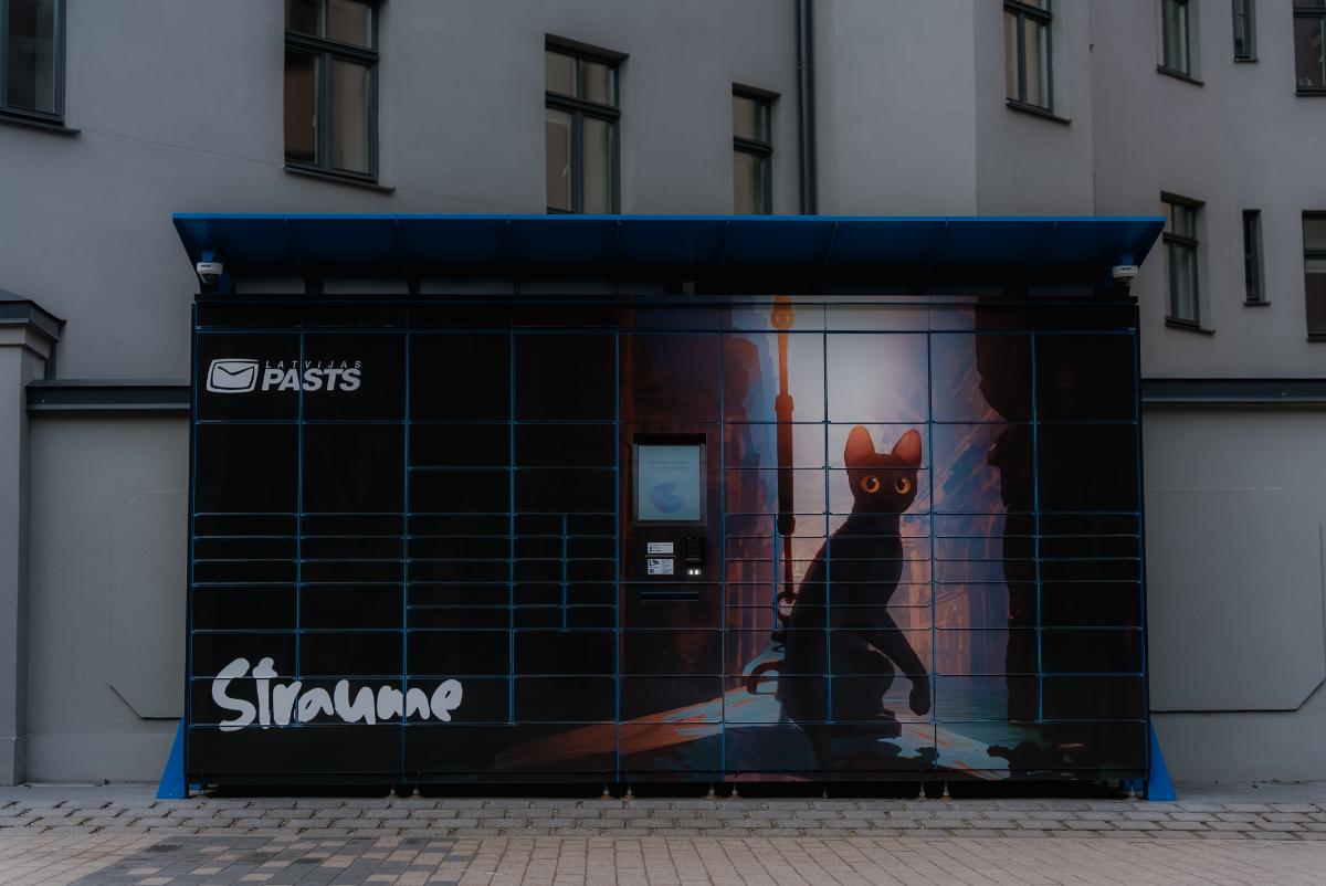 Rīgā izveidots unikāla dizaina pakomāts ar “Straumes” kaķi