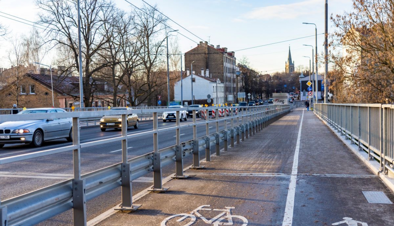 Ierobežo satiksmi vairākās Rīgas ielās