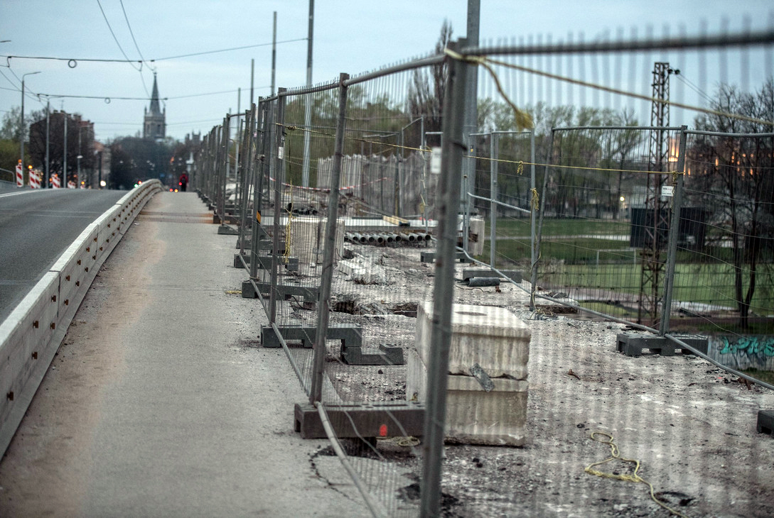 Turpinās Deglava pārvada balstu remontu