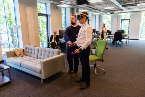 Biroja telpu dizainā dominē atvērtā plānojuma biroji ar atpūtas iespējām darbiniekiem