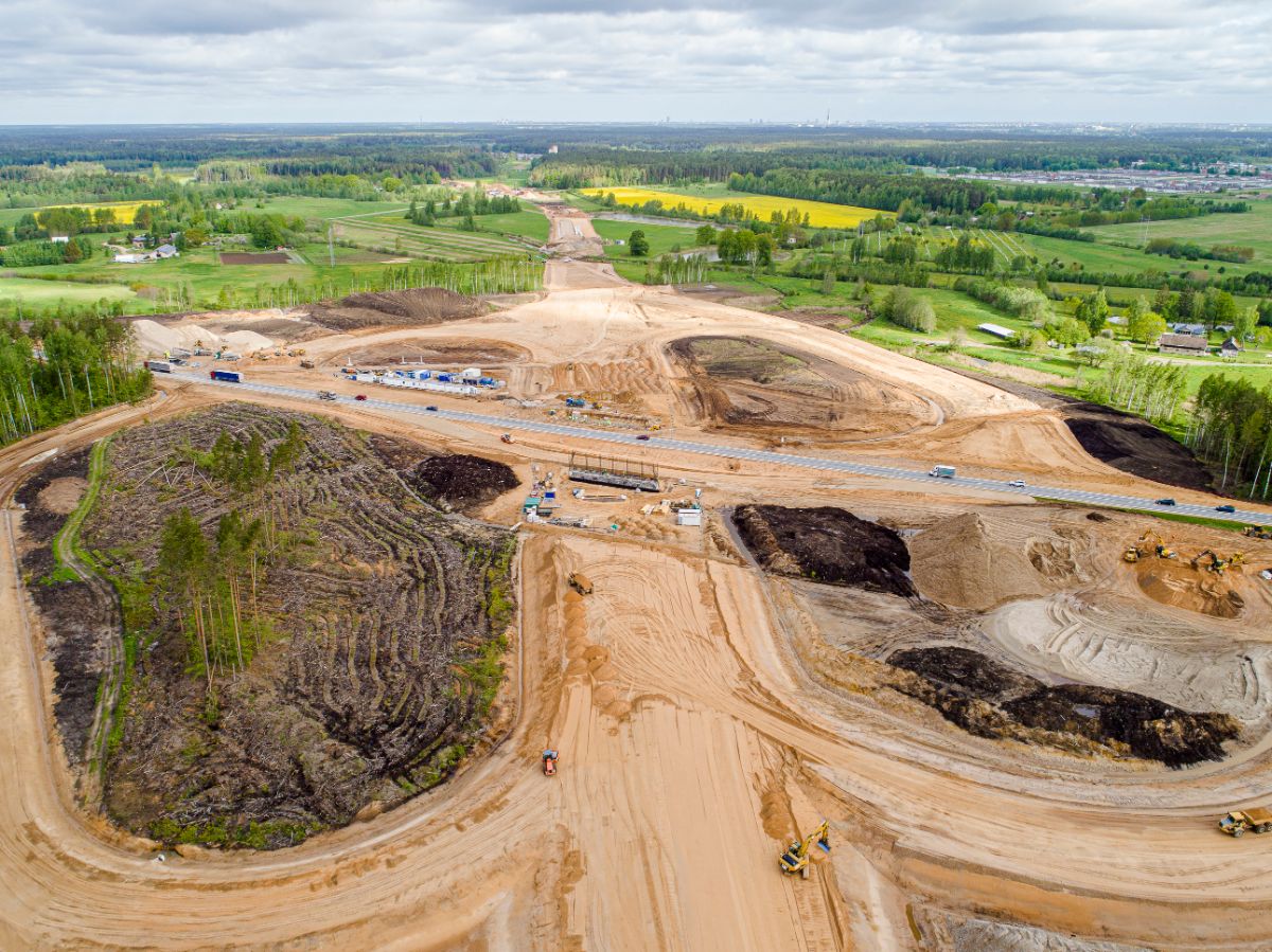 Sāk būvēt pārvadu pār Rīgas apvedceļu