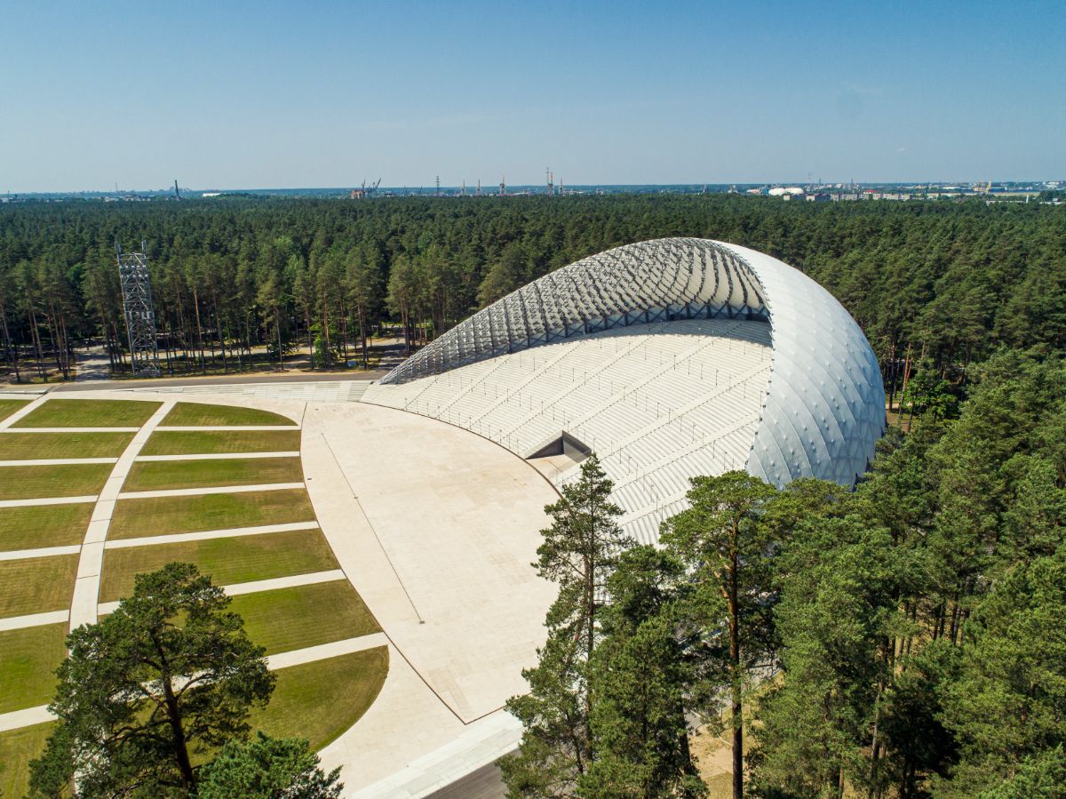 Foto: Novērtē būvnieku paveikto Mežaparka Lielajā estrādē