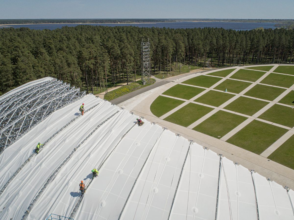 Mežaparka estrādes kupolā ieklāj membrānas jumta segumu