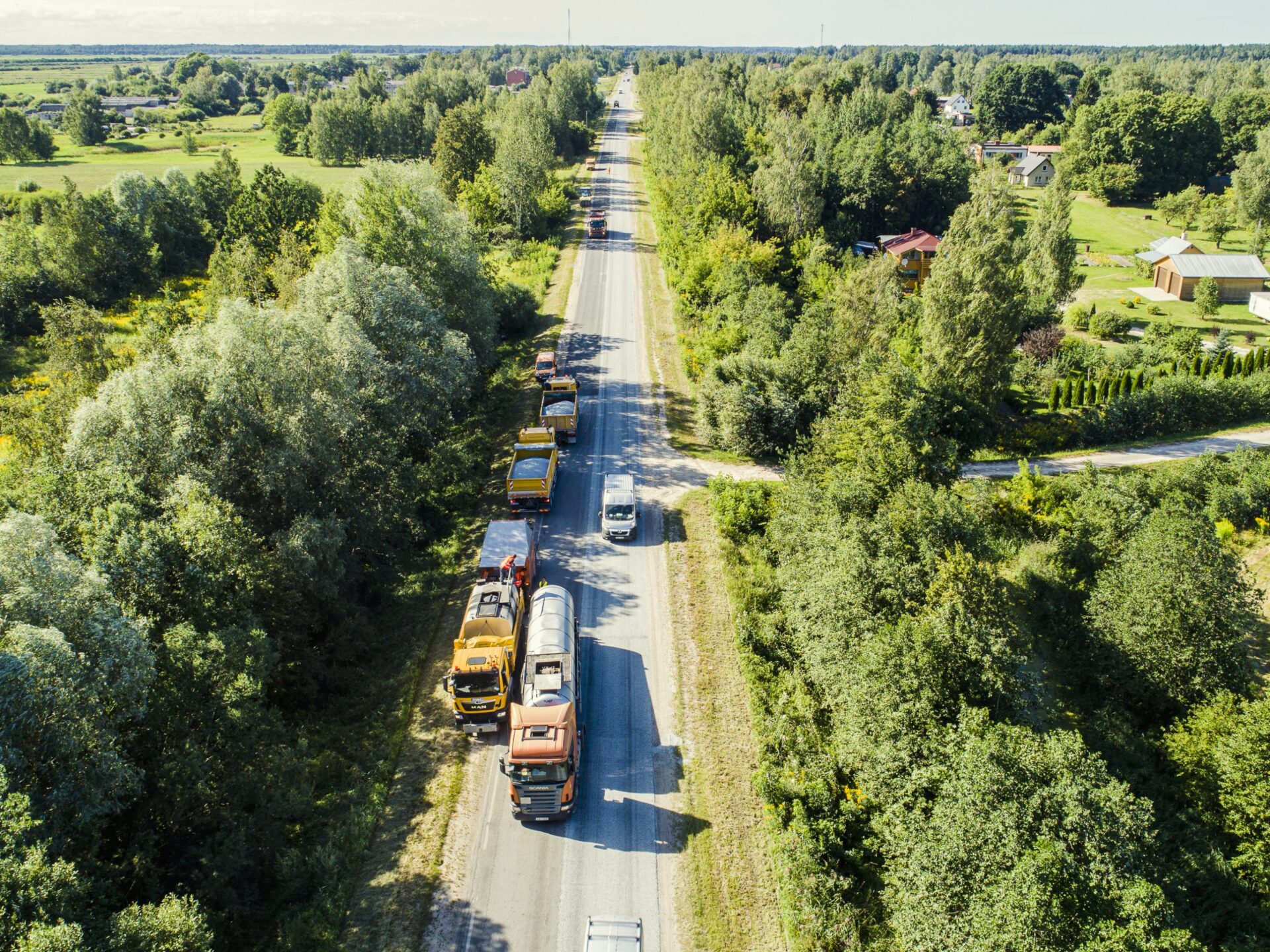 Šogad Zemgalē virsmas apstrāde uz asfalta seguma ceļiem veikta 55 km garumā