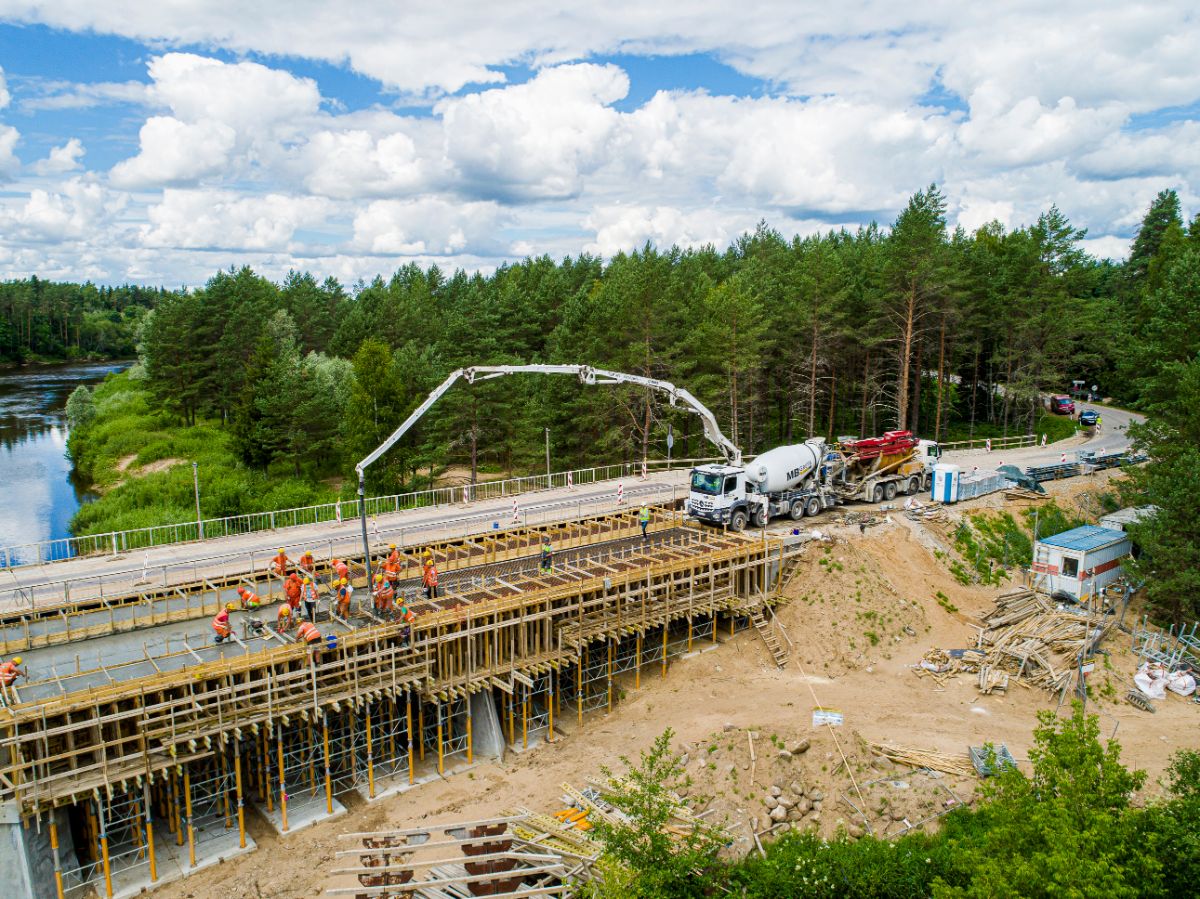 Tiltam pār Gauju Strenčos uzbūvēti dzelzsbetona laidumi