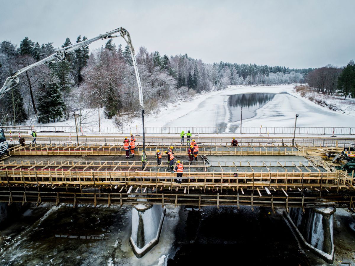 Foto: Strenčos pārbūvē tiltu pār Gauju