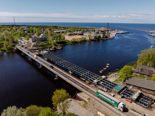 Salacgrīvā izbūvēti visi balsti jaunajam tiltam pār Salacu