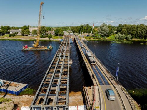 Salacgrīvā pabeigta laiduma siju uzbīdīšana topošajam tiltam pār Salacu