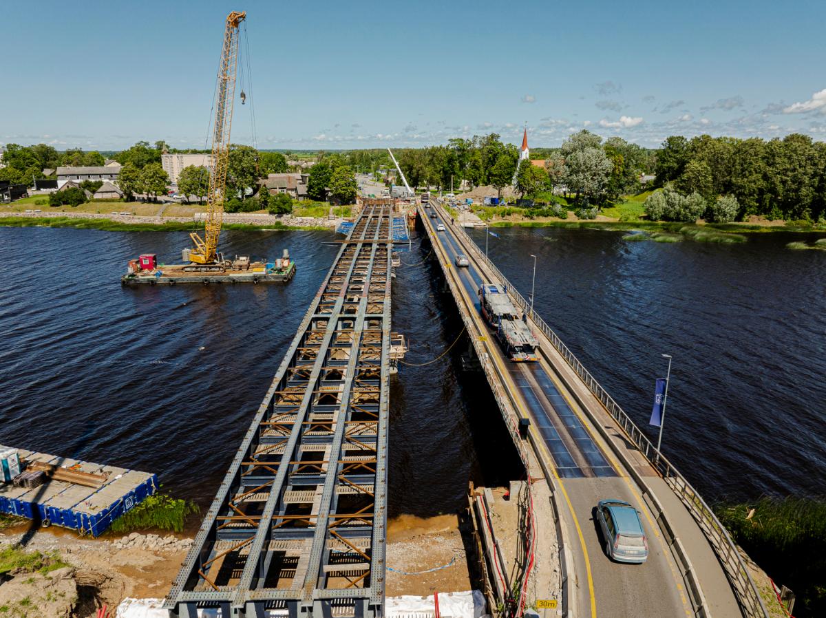Salacgrīvā pabeigta laiduma siju uzbīdīšana topošajam tiltam pār Salacu