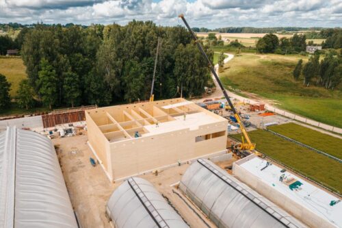 Turpinās unikālā koka ēku kompleksa būvniecība kokaudzētavā “Zābaki”