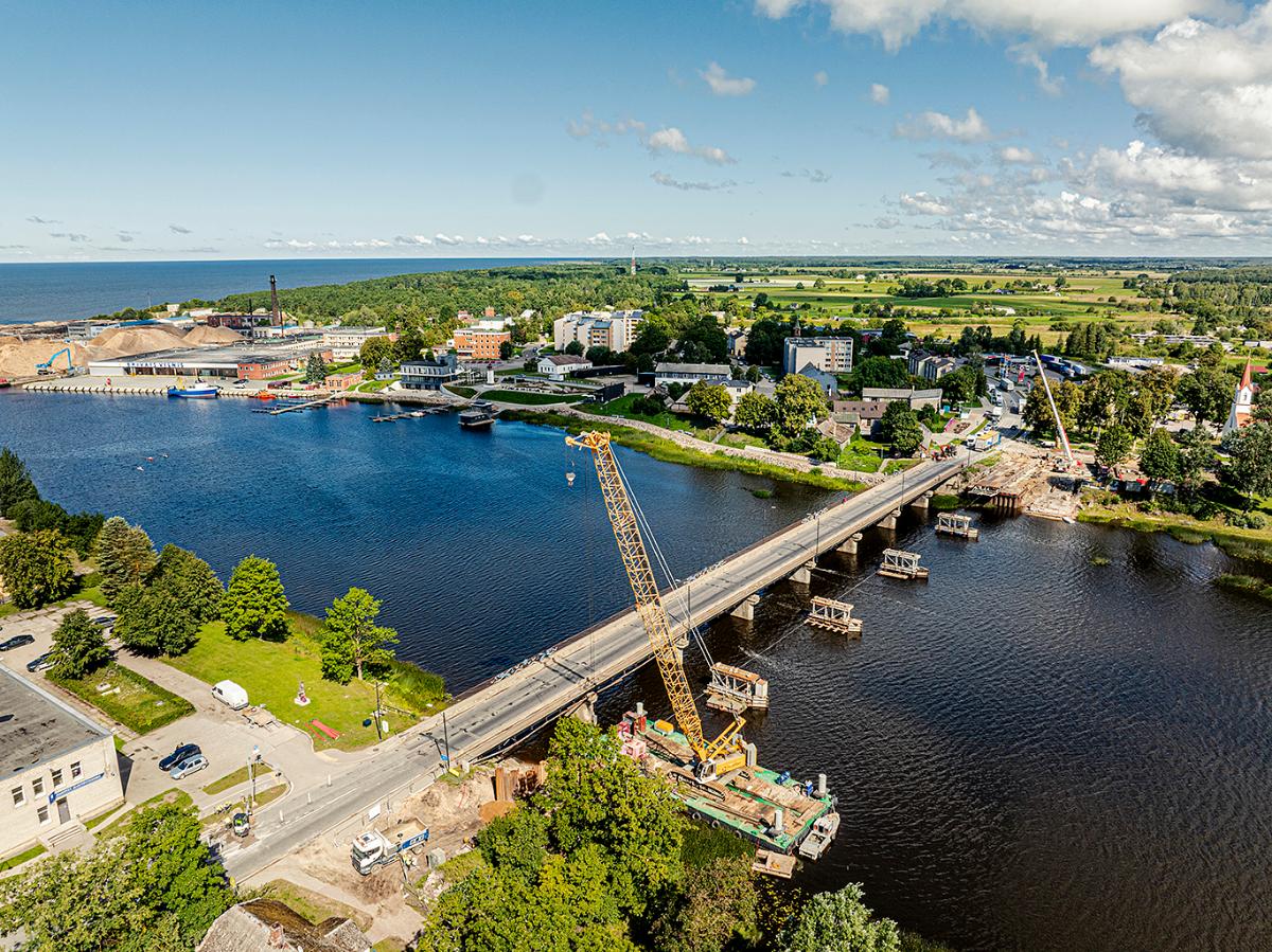 Pagaidu tilta būvniecība pār Salacu Salacgrīvā notiek saskaņā ar grafiku
