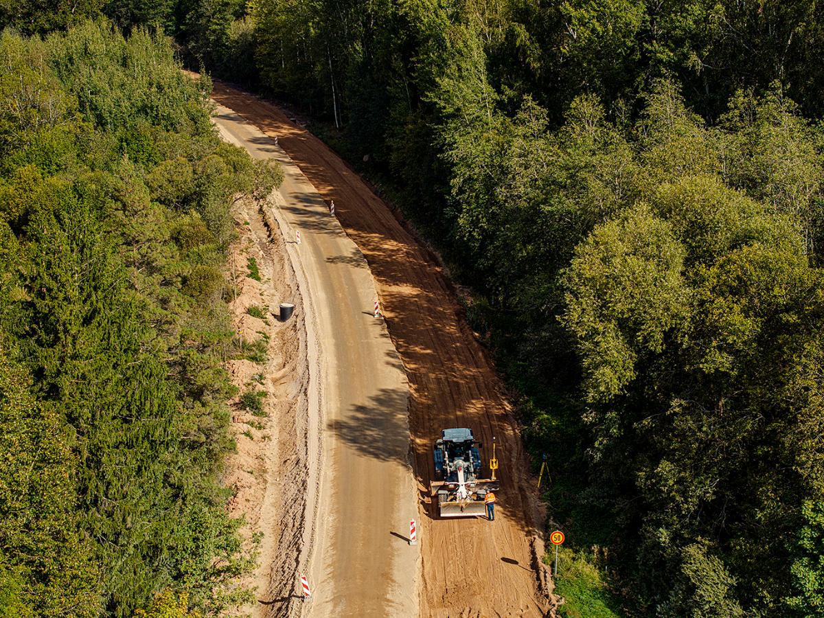 Jēkabpils novadā pie Zasas grants ceļa posmu pārbūvē par asfaltētu