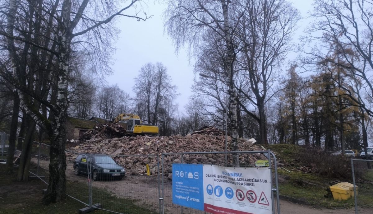 Dobelē nojaukta bijušā kara komisariāta ēka