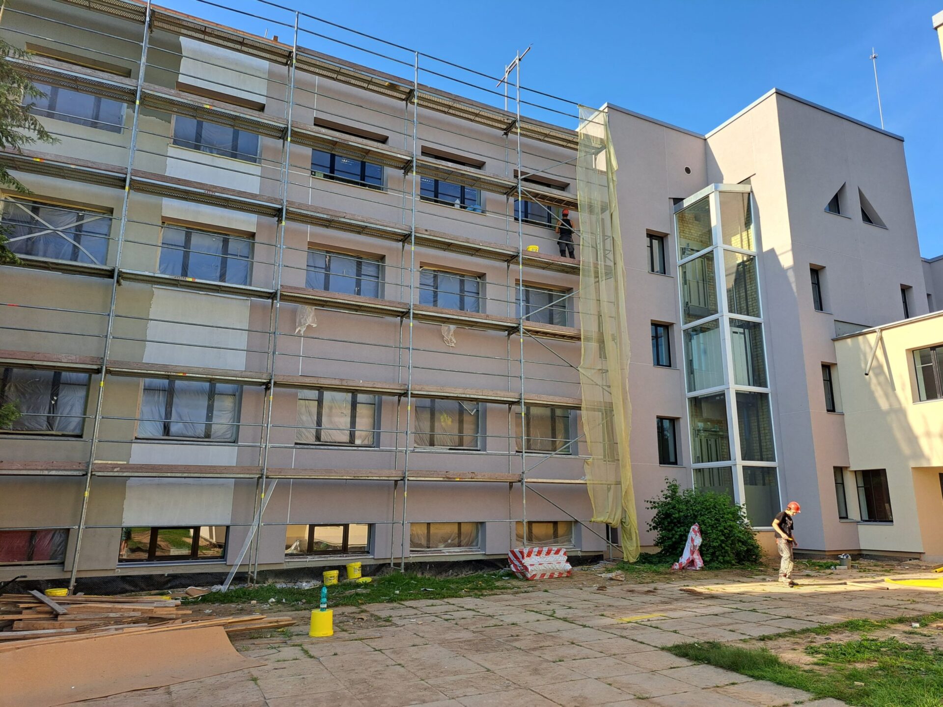 Turpinās Druvas vidusskolas fasādes siltināšanas darbi