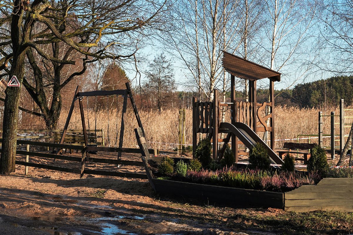 Trīsciemā atjaunots spēļu un vingrošanas laukums