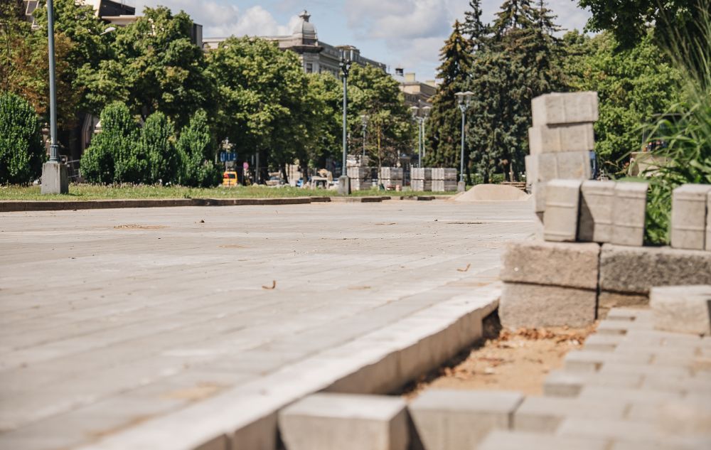 Noslēgumam tuvojas Esplanādes celiņu atjaunošana