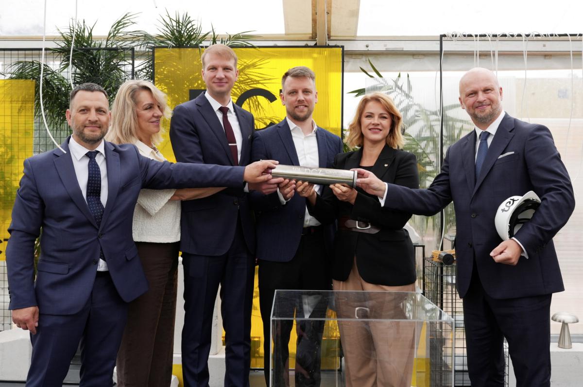 Iemūrēta laika kapsula jaunā “Tet” datu centra DC7 pamatos