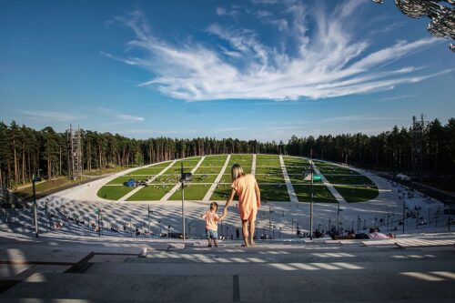 Lielā piknika laikā novērtē jauno Mežaparka estrādi