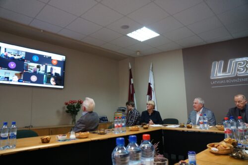 LBS valdē apspriež 