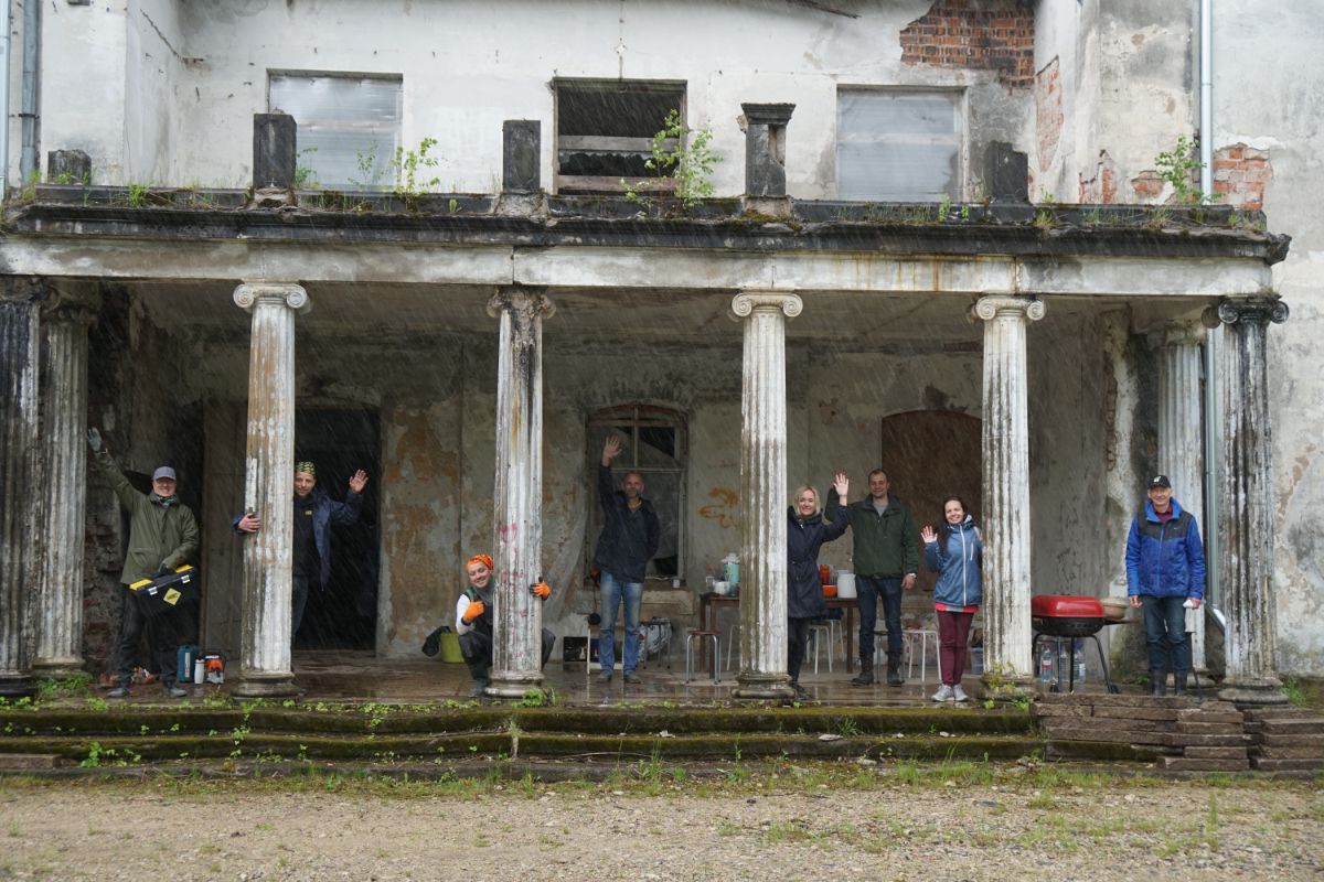 Foto: “Būvindustrijas lielā balva 2021” – talka  Mežmuižā