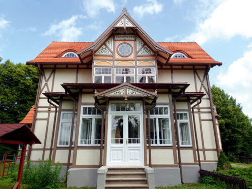 Nams ar koka mežģīnēm