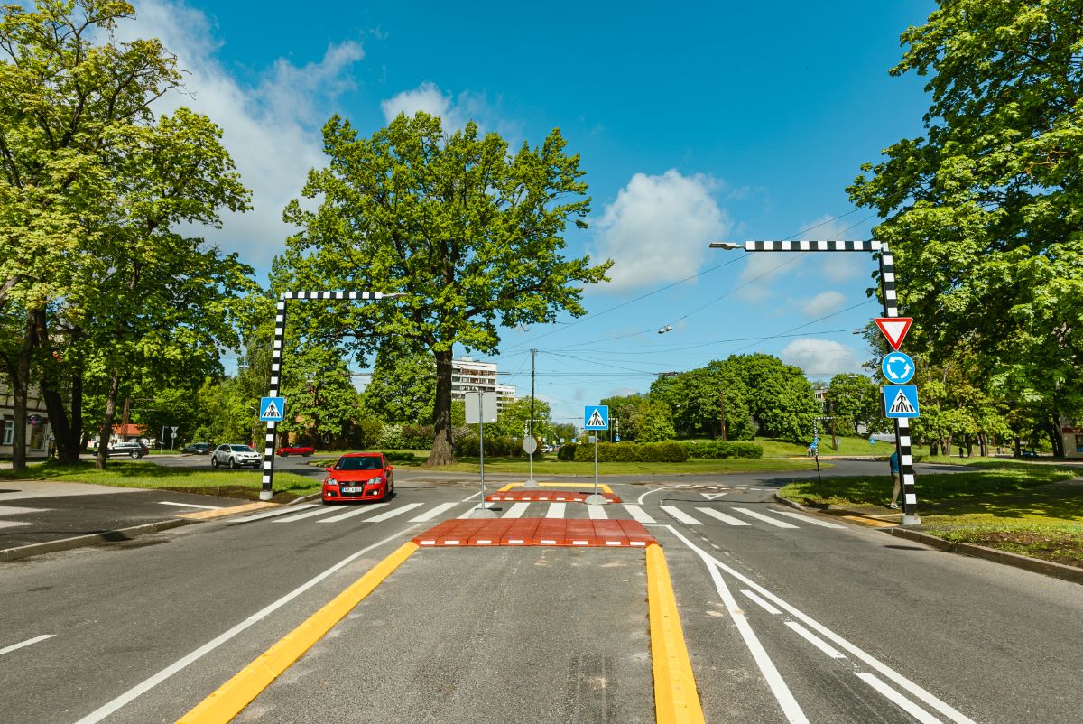 Dammes un Buļļu ielā Rīgā izbūvētas jaunas gājēju pārejas