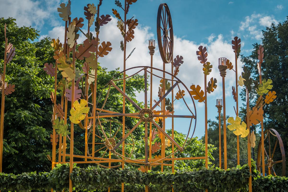 Ar svētku rotājumiem Liepājā gatavojas vasaras saulgriežiem