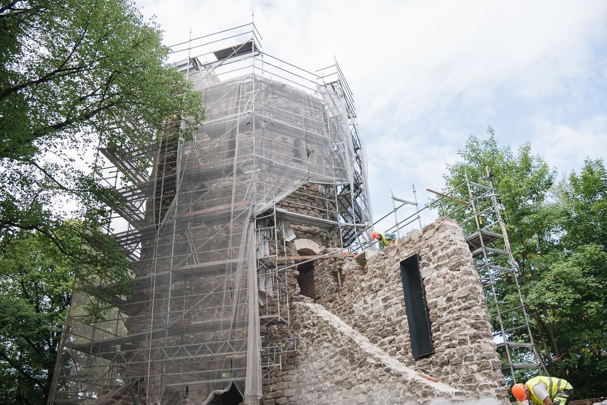 Dauderu parkā Rīgā atjauno torni jeb mākslīgās pilsdrupas