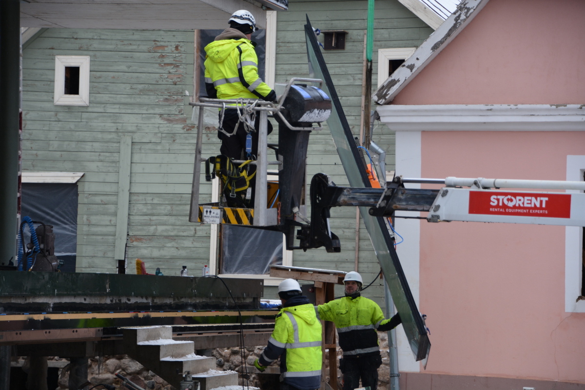 Valmieras kultūrvides centra ēkai uzstādīta stikla fasāde