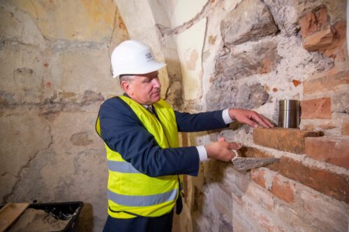 Rīgas pils kastelas sienā iemūrē kapsulu ar vēstījumu