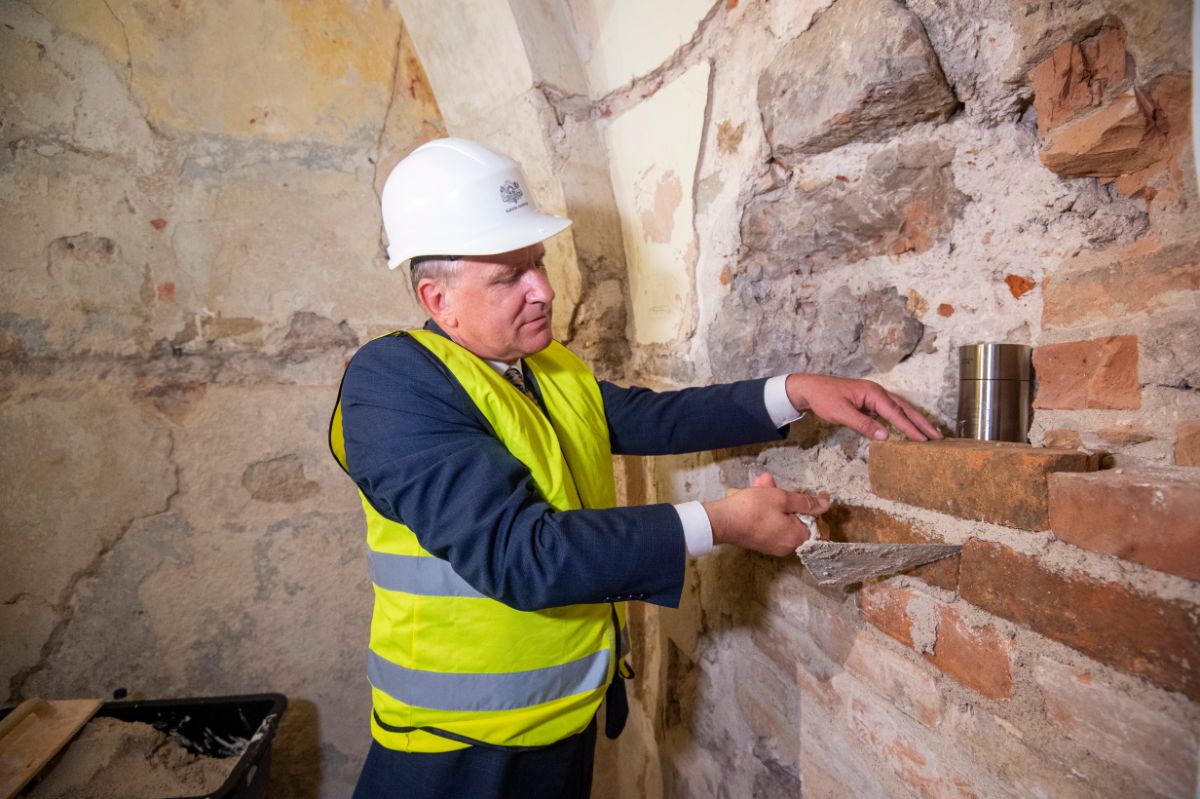 Rīgas pils kastelas sienā iemūrē kapsulu ar vēstījumu