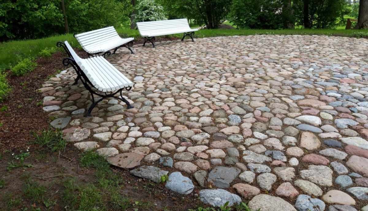 Noslēgusies Dundagas luterāņu baznīcas teritorijas labiekārtojuma pirmā kārta