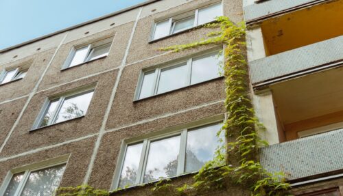 Noslēgti pirmie darījumi zemes izpirkšanai zem daudzdzīvokļu mājām