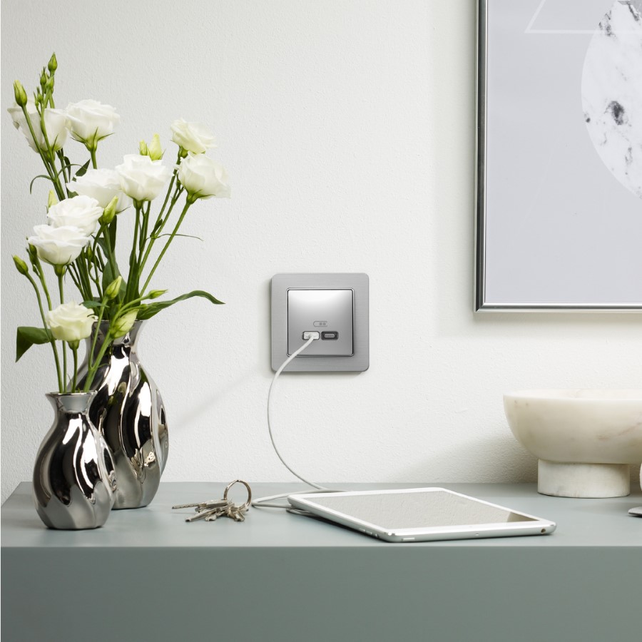 Kas jāzina par elektroierīču drošu uzlādi – eksperta ieteikumi