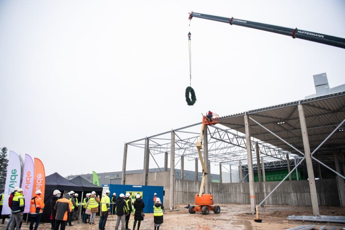 Atzīmēti jaunās atkritumu šķirošanas rūpnīcas spāru svētki Aconē