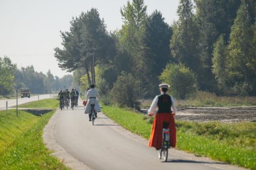 Atklāts 10 km garais gājēju un velobraucēju ceļš no Liepājas uz Bernātiem