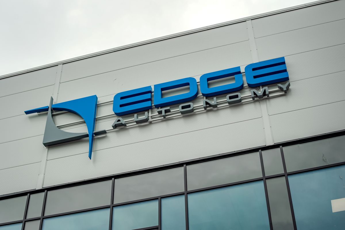 “Edge Autonomy” atklāj vērienīgu dronu ražotni Rīgā
