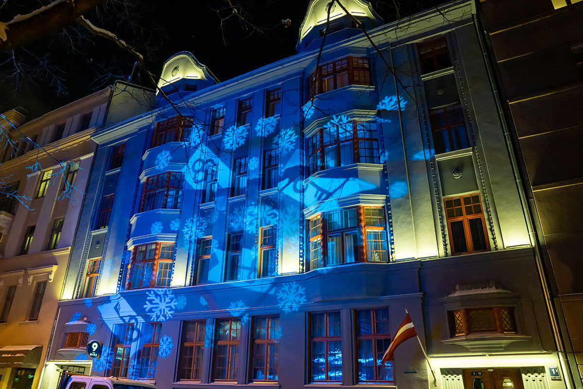 Rīgā renovēta ēkas fasāde Strēlnieku ielā