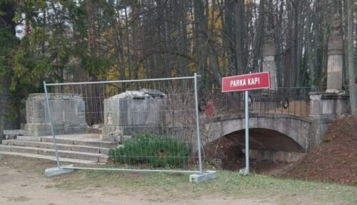 Sākti Elejas muižas parka kapu gājēju tiltiņa konservācijas darbi