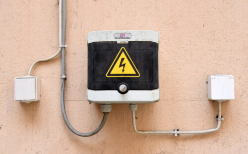 Jaunās ēkās būs obligāti jāierīko aizsardzība pret elektriskās strāvas noplūdi