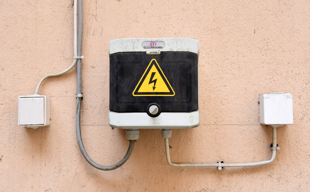 Jaunās ēkās būs obligāti jāierīko aizsardzība pret elektriskās strāvas noplūdi
