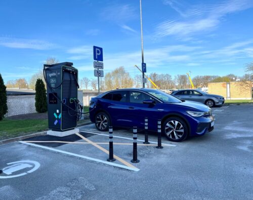 Atklāj līdz šim jaudīgāko elektroauto uzlādes staciju Latvijā